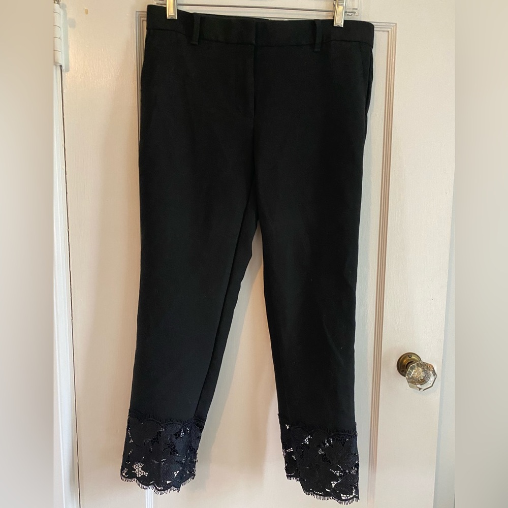Ann Taylor 6P Black Crop Pants with Lace Bottom - has pockets